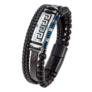 Primer plano detallado de pulsera de cuero para hombre multicapa con acero inoxidable.