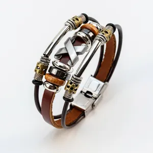Pulsera de cuero genuino multicapa con tubos de metal, cuentas de madera y hebilla.