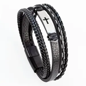 Pulsera de cuero negro multicapa con placa de cruz de metal y cierre magnético.