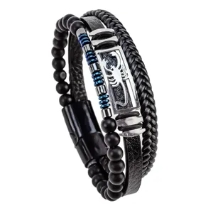 Detalle de primer plano de pulsera de cuero multicapa para hombre con escorpion y iman.