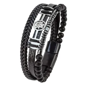 Vista detallada de pulsera de cuero multicapa para hombre con dije de metal de arce y cuentas negras.