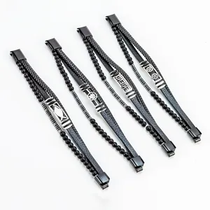 Conjunto de pulseras de cuero trenzado multicapa para hombre con dijes metálicos y cierre.