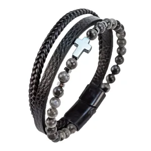 Vista detallada de la pulsera de cuero multicapa trenzada con colgante de cruz y cierre magnético.