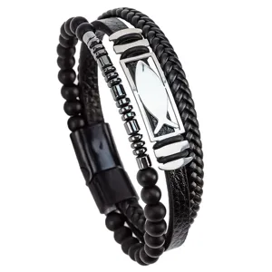 Vista detallada de una pulsera de cuero multicapa para hombre con cuentas negras y pez metal.