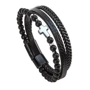 Atractiva pulsera de cuero negro multicapa con bandas trenzadas, cuentas y cruz plateada.