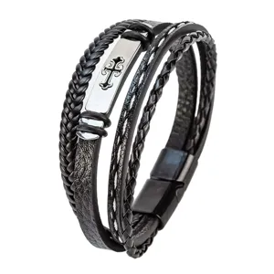 Pulsera de cuero multicapa para hombre con cruz de acero inoxidable y cierre magnético elegante.