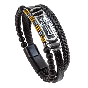 Pulsera de cuero multicapa para hombre con dije de cruz, banda trenzada y cierre magnético.