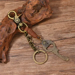 Retro punk metalen schedel sleutelhanger close-up, gedetailleerd overzicht van vintage leer.