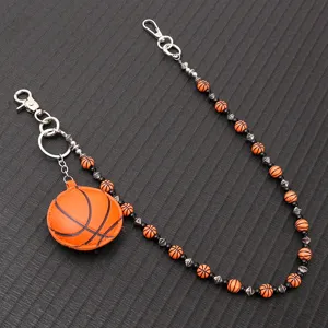 Primer plano detallado de la cadena de cintura de baloncesto con colgante de cuero y abalorios.