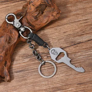 Detailopname van retro punk metalen doodshoofd sleutelhanger met leer en flesopener.
