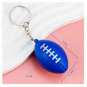 Vista detallada del llavero de balón de rugby azul con dimensiones y peso indicados.