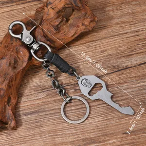 Vintage punk stijl metalen doodskop sleutelhanger met leren wikkeling en flesopener.