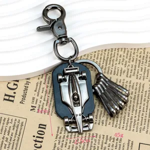 Porte-clés voiture de course en métal vintage avec mousso et base en cuir élégant.