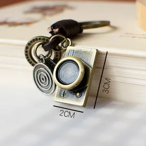 Llavero de cámara vintage aleación cordón de cuero colgante retro bolso encanto 3x2cm