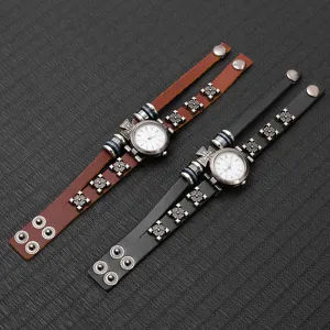 Montre quartz vintage en cuir de vachette avec rivets croisés en métal style bracelet.