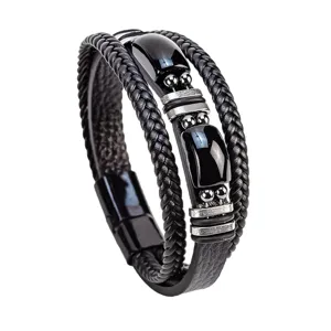 Primer plano de pulsera de cuero trenzado multicapa para hombre con piedra negra y cierre.
