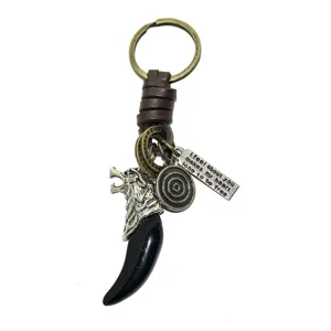 Llavero retro de diente de lobo con cuerda de cuero trenzado y colgante de metal para uso diario.