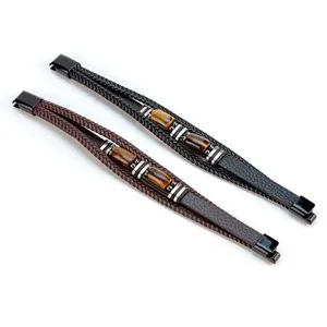 Vista detallada pulsera de cuero trenzado multicapa de hombre con ojo de tigre y cierre imán.