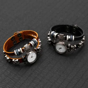 Ensemble de montre manchette en cuir punk rétro, montre quartz large bracelet croix et rivets.