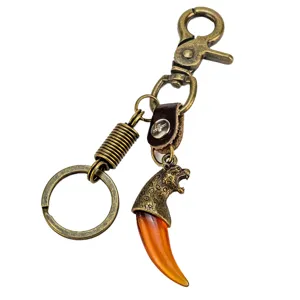 Llavero vintage de bronce con colgante de diente animal y gancho de resorte para accesorios retro