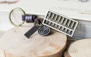 Antiker Legierungs-Abakus-Schlüsselanhänger mit Lederknoten und graviertem Metall-Tag.