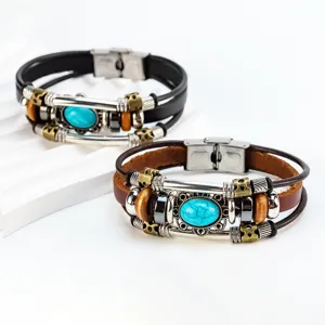 Detalle en primer plano de la pulsera de cuero multicapa con piedra turquesa y cierre de acero.