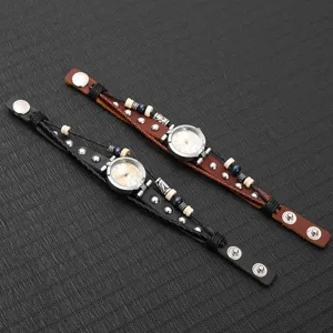 Vista detallada del reloj de cuarzo de cuero trenzado vintage con tachuelas y cuentas.