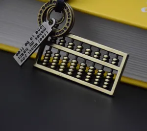 Nahaufnahme Detail des Vintage Metall Abacus Schlüsselanhängers mit graviertem Tag und Ring.