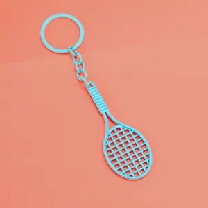 Primer plano detallado del llavero de raqueta de tenis azul claro con diseño de malla.