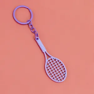 Detalle del llavero de raqueta morada, elegante colgante de bolso y práctico accesorio de mochila.