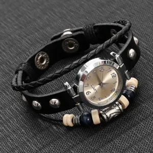 Primer plano del elegante reloj de pulsera de cuero negro con cuentas de madera y esfera.