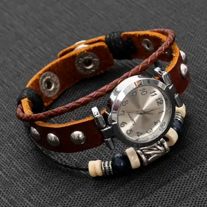 Reloj de cuarzo con pulsera de cuero vintage, correa trenzada y detalles metálicos.