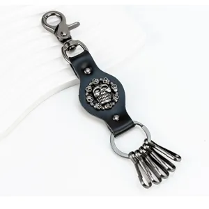 Porte-clés tête de mort en cuir et métal style gothique vintage avec mousqueton.