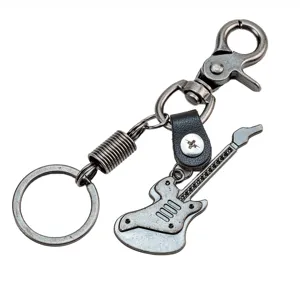 Gitaar sleutelhanger detailopname van metaal, vintage legering hanger ontwerp mooi.