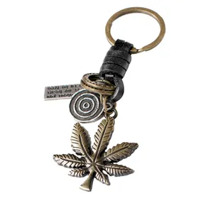 Porte-clés feuille de cannabis en alliage vintage avec corde en cuir tressé et anneaux