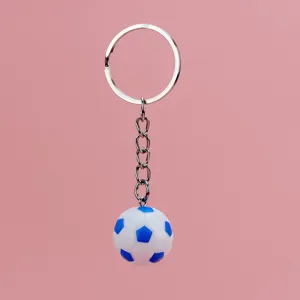 Gros plan détail d'un pendentif de porte-clés ballon de football miniature avec anneau.