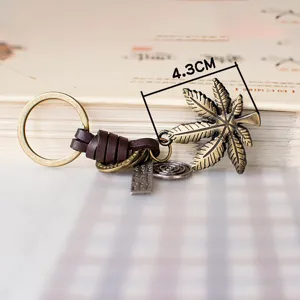 Vue détaillée du porte-clés feuille d'érable en alliage bronze vintage avec bracelet cuir.
