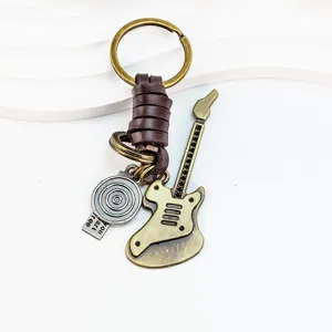 Vintage gitaar sleutelhanger met lederen riem en legering hanger creatief cadeau.