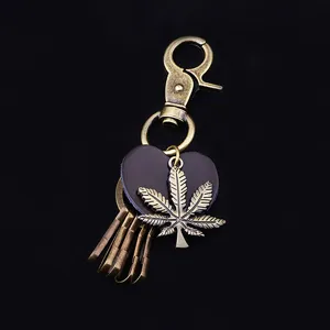 Porte-clés en alliage bronze antique avec pendentif feuille d'érable et charme en cuir.
