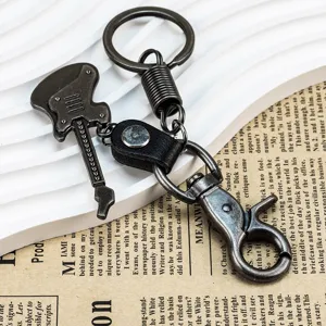 Gedetailleerd overzicht van de vintage gitaar sleutelhanger van legering met lederen riem.