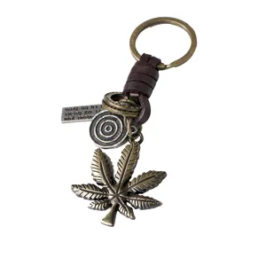 Porte-clés en cuir vintage avec pendentif feuille en alliage de bronze et étiquette gravée.