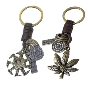 Porte-clés en cuir tressé en alliage de bronze antique avec pendentif et accessoires.