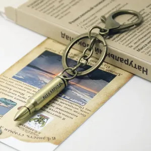 Vintage Bronze-Legierung Patrone Schlüsselanhänger mit Karabinerverschluss und Ring Detail.