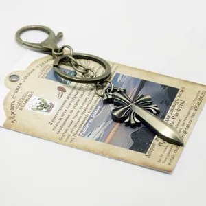 Antiker bronzener Schwert Kreuz Metall Schlüsselanhänger Anhänger mit Karabiner und Ring.