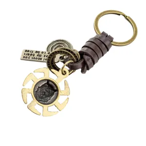 Porte-clés en métal et corde en cuir véritable vintage avec pendentif roue solaire gravé.