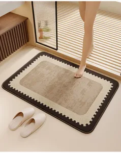 Alfombrilla de baño absorbente y antideslizante en baño moderno, secado rápido.