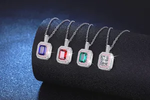 Gros plan détaillé du collier pendentif en argent sterling avec pierres précieuses.