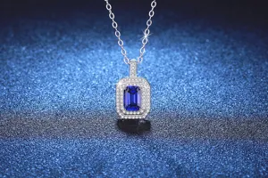 Gros plan détaillé du pendentif en pierre bleue étincelante avec fine chaîne en argent.
