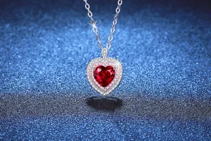 Détail de collier de rubis en forme de cœur, pendentif moissanite en argent S925.