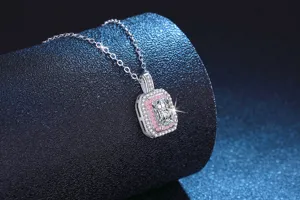 Gros plan detail du collier en argent S925 moissanite avec magnifique halo rose.